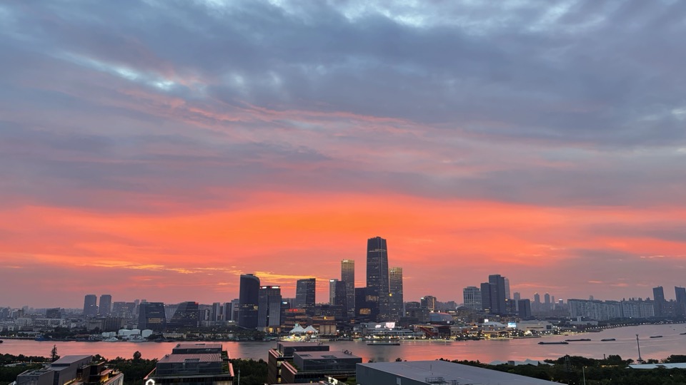竹子互联网窗外的前滩晚霞与城市天际线